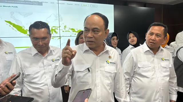 Menteri Koperasi dan UKM, Budi Arie Setiadi dalam konferensi pers Peluncuran Webiste KopDes Merah Putih di Kementerian Koperasi, Jakarta, Senin (21/4/2025). (Tira/Liputan6.com)