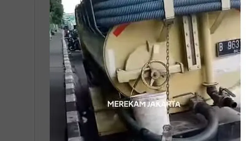 Tangkapan Layar Mobil Truk diduga membuang tinja di Cawang, Jakarta Timur