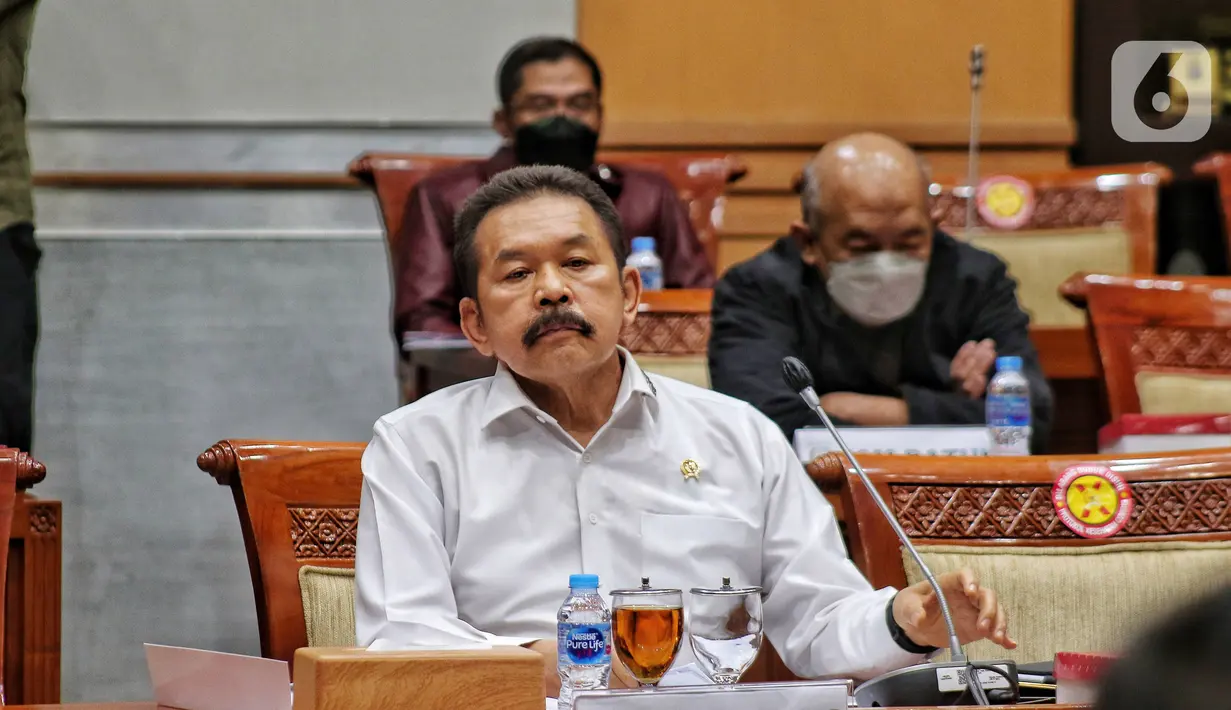 Jaksa Agung ST Burhanuddin saat mengikuti rapat dengar pendapat dengan Komisi III DPR RI di Jakrta, Selasa (23/8/2022). Rapat tersebut membahas perkembangan kasus Korupsi Surya Darmadi 78 T dan kasus Korupsi PT Waskita Beton Precast Tbk. (Liputan6.com/Angga Yuniar)