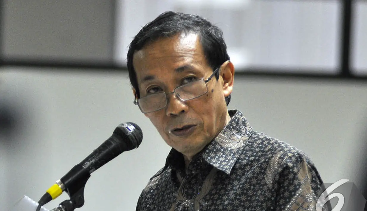 Tafsir Nurchamid membacakan pembelaannya sambil berdiri saat sidang di Pengadilan Tipikor. Pinggir mulut Tafsir terlihat berbuih saat membacakan pledoi, Jakarta, Rabu (19/11/2014). (Liputan6.com/Miftahul Hayat)