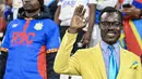Posenya meniru patung perdana menteri pertama Kongo, Patrice Lumumba. Seperti diektahui, Lumumba merupakan salah satu tokoh kunci dalam kemerdekaan negara tersebut. (AFP/Sebastien Bozon)