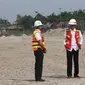 Presiden Joko Widodo berincang dengan Menhub Budi Karya Sumadi dan Dirut Angkasa Pura II Muhammad Awaluddin meninjau proyek pembangunan landasan pacu (runway) 3 Bandara Internasional Soekarno-Hatta, Tangerang, Kamis (21/6). (Liputan6.com/Angga Yuniar)