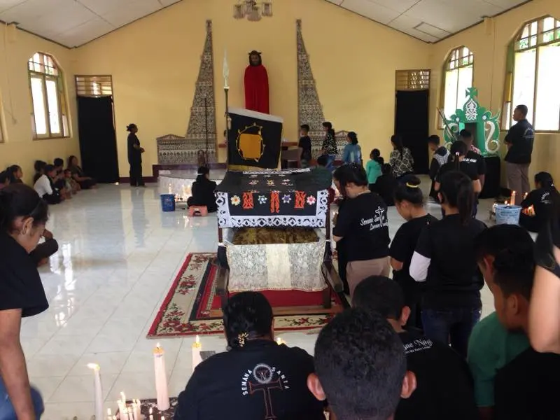 Ritual Ciong Tuan atau mencium patung Tuhan merupakan prosesi yang dilakukan sebelum Semana Santa di Larantuka. Foto: Nila Chrisna Yulika/ Liputan6.com.