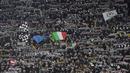 Para suporter Juventus menyaksikan laga melawan Bayern Munchen. Kedua tim akan berjumpa kembali pada leg kedua di Stadion Allianz Arena, Jerman pada 17 Maret 2016 mendatang. (Reuters/Giorgio Perottino)