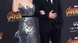 Aktris Scarlett Johansson dan pacarnya Colin Jost berpose saat menghadiri pemutaran film 'Avengers: Infinity War' di Los Angeles, California (23/4). Scarlett Johansson dan Colin Jost diketahui berhubungan pada bulan Mei 2017. (AP Photo/Jordan Strauss)