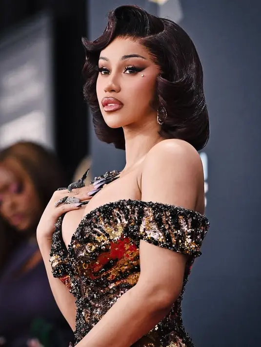 Cardi melengkapi tampilannya dengan anting hoop bertumpuk berwarna perak, dan beberapa cincin berlian besar.  [@iamcardib].