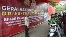 Antrean warga saat menjalani vaksinasi COVID-19 secara drive-thru di Mapolres Jakarta Selatan, Selasa (29/6/2021). Layanan ini dilakukan untuk mempercepat vaksinasi COVID-19 kepada warga. (Liputan6.com/Faizal Fanani)