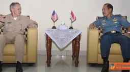 Citizen6, Surabaya: Dankobangdikal Laksama Muda TNI Djoko Teguh Wahojo, menerima kunjungan Komandan Kapal Selam Grup 7 RDML, Philip Sawyer di gedung Kihadjar Dewantara, Bumimoro Kobangdikal, Surabaya, Kamis (8/8). (Pengirim: Penkobangdikal).
