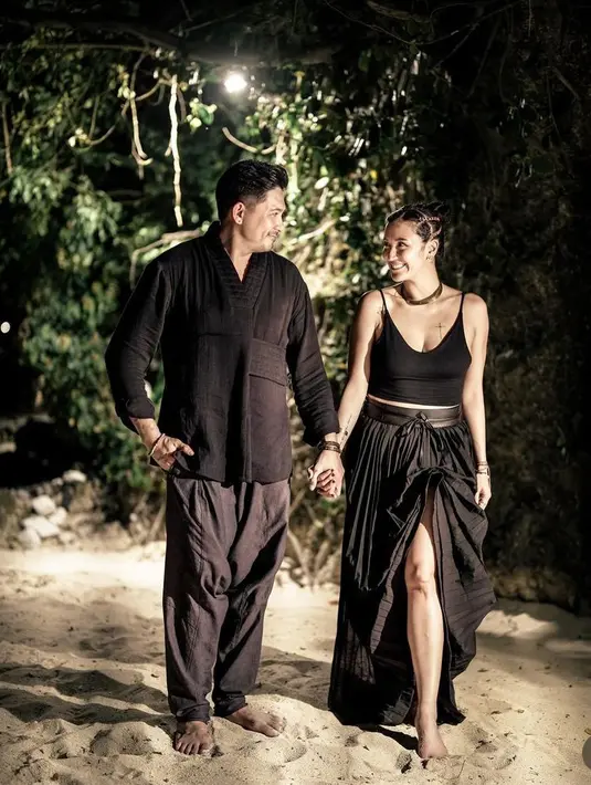 Tampil serba hitam seperti Sharena dan Ryan Delon. Sharena tampil dengan crop top dipadukan rok slit dan Ryan mengenakan atasan lengan panjang. [@mrssharena]