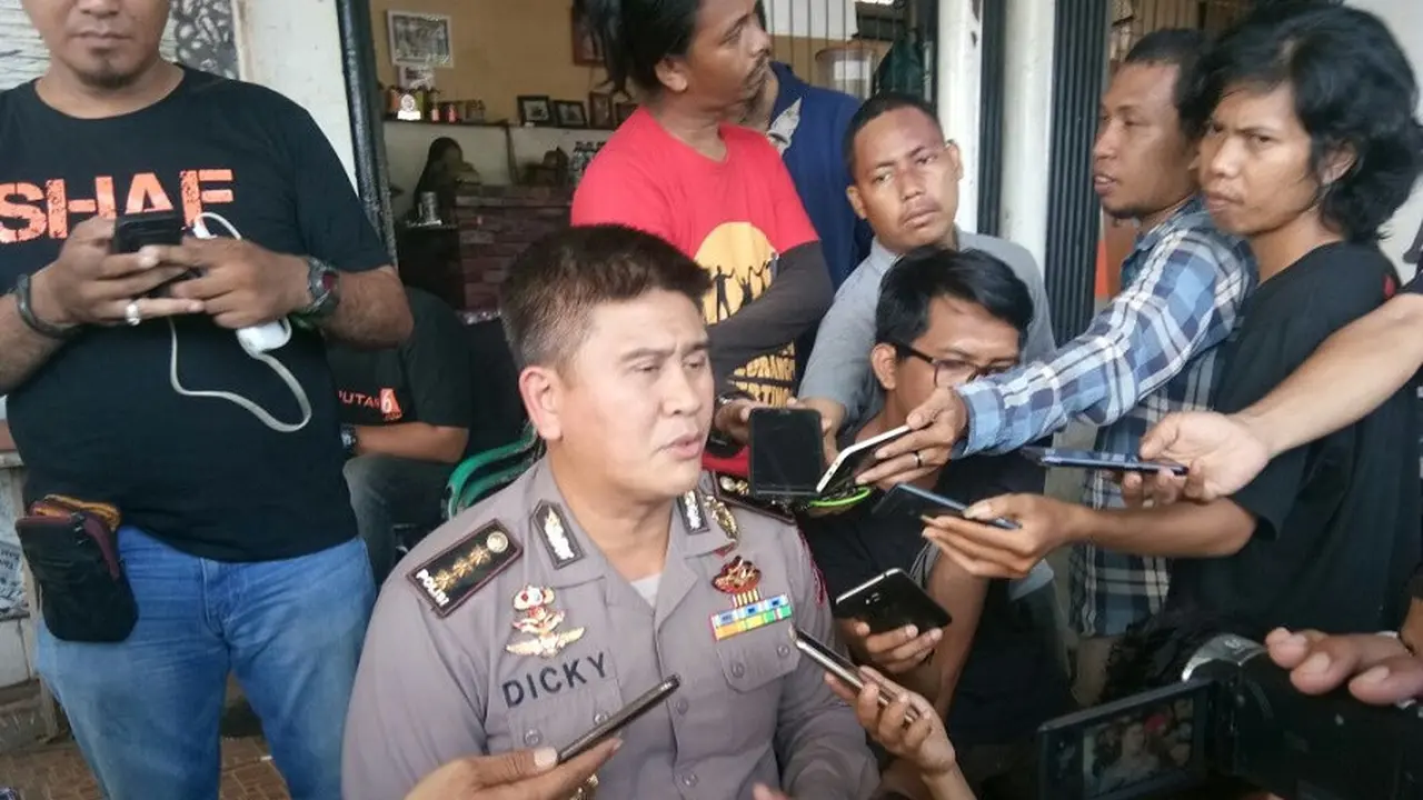 Kabid Humas Polda Sulsel, Kombes Pol Dicky Sondani berikan keterangan pers terkait upaya antisipasi terorisme di Sulsel (Liputan6.com/ Eka Hakim)