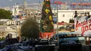 Pakaian dan peralatan milik petugas pemadam kebakaran yang tewas dalam ledakan di Pelabuhan Beirut diletakkan pada sebuah pohon Natal di Beirut, Lebanon (20/12/2020). Pohon Natal ini didirikan pada Minggu (20/12) di dekat Pelabuhan Beirut. (Xinhua/Bilal Jawich)