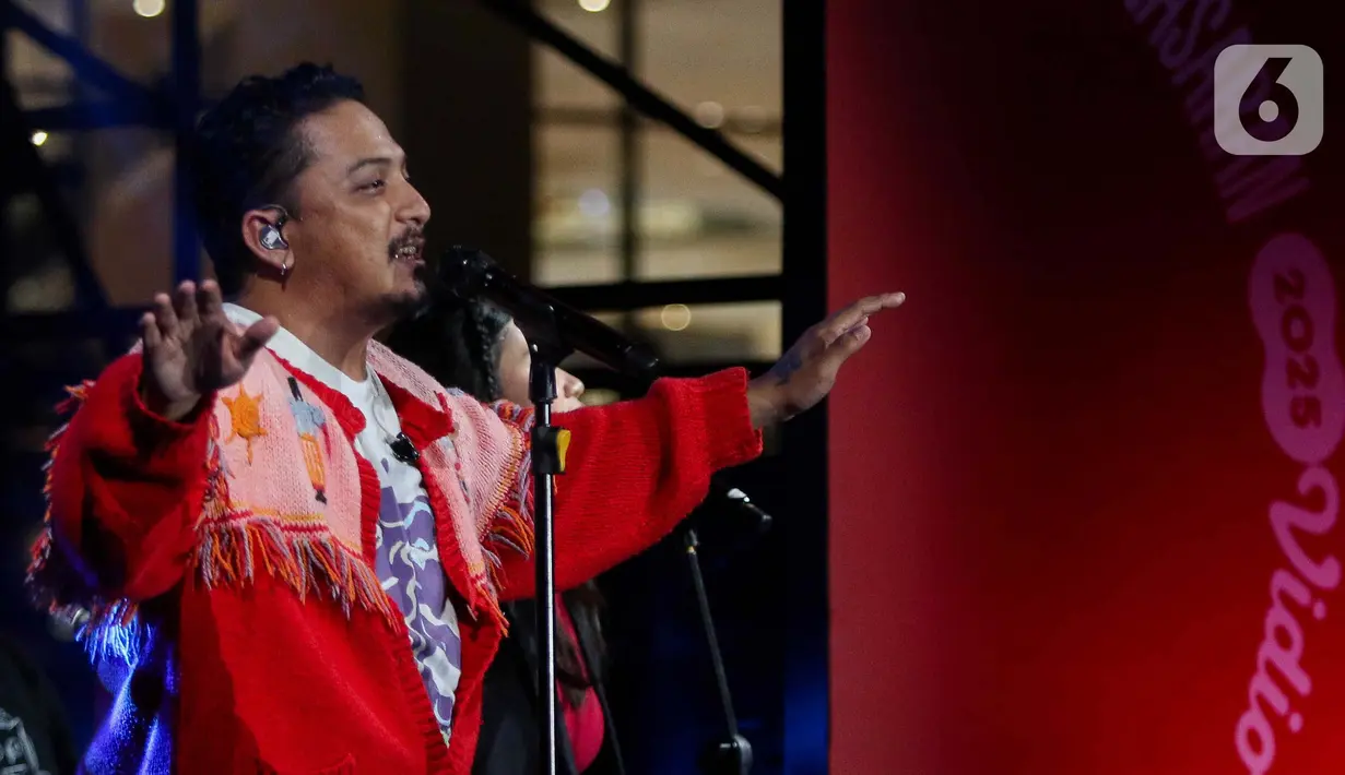 Sal Priadi tampil menghibur dengan deretan lagu andalannya, di antaranya Dari Planet Lain dan Gala Bunga Matahari. (Liputan6.com/Herman Zakharia)