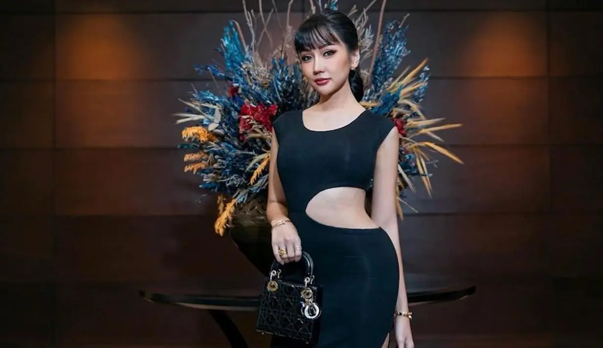 Sejak beberapa bulan lalu, diketahui Lucinta Luna tengah menjalani program penurunan berat badan. Ia menjalani program diet bersama dokter nutrisi Cissie Nugraha. Dokter satu ini terkenal di kalangan artis yang ingin menurunkan berat badan. (Liputan6.com/IG/@lucintaluna_manjalita)