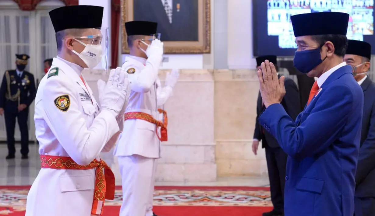 Presiden Joko Widodo memberi ucapan selamat kepada anggota Pasukan Pengibar Bendera Pusaka (Paskibraka) usai upacara pengukuhan di Istana Negara, Kamis (13/8/2020). Sebanyak 8 anggota Paskibraka akan bertugas pada upacara HUT ke-75 Kemerdekaan RI. (Foto: Lukas - Biro Pers Sekretariat Presiden)