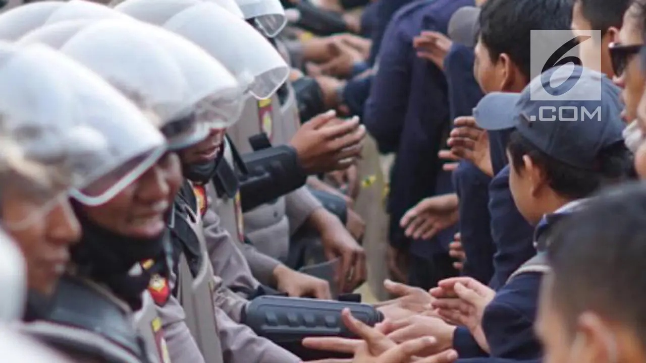 Mahasiswa Bagikan Bunga untuk Polisi