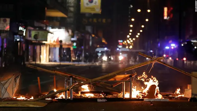 Aksi demonstran Hong Kong memblokir jalan saat Malam Natal.