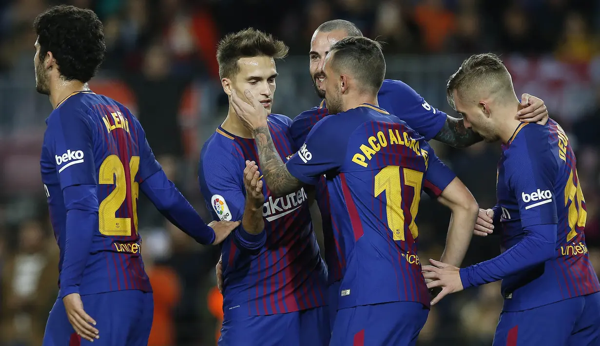 Para pemain Barcelona merayakan gol yang dicetak Paco Alcacer ke gawang Murcia pada babak 32 besar Copa del Rey di Stadion Camp Nou, Barcelona, Rabu (29/11/2017). Barcelona menang 5-0 atas Murcia dan lolos dengan agregat 8-0. (AP/Manu Fernandez)