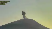 Gunung Ili Lewotolok di Pulau Lembata, NTT, kembali meletus Rabu pagi (25/10/2023), lontarkan abu vulkanik setinggi sekitar 500 meter. (Liputan6.com/ Dok PVMBG)