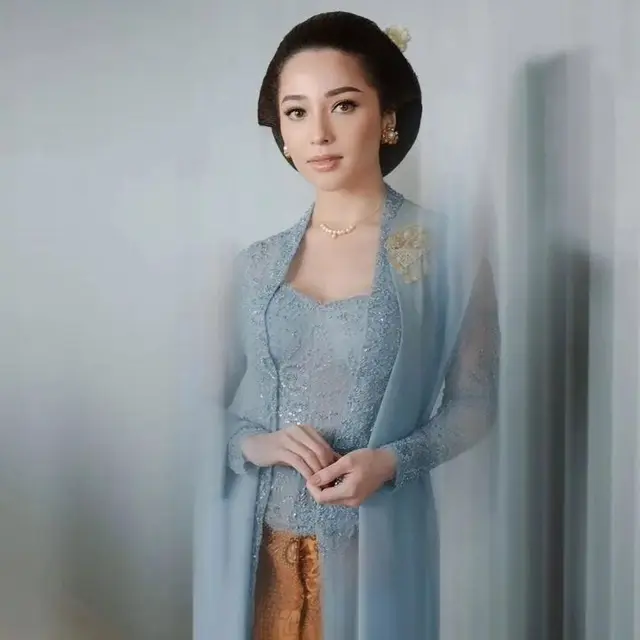 Artis pakai rok dan kebaya
