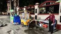 Personel Polresta Pekanbaru melakukan olah tempat kejadian perkara di lokasi penganiayaan. (Liputan6.com/M Syukur)