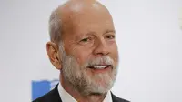 Dilansir dari CBSNews, Bruce Willis menderita gagap sejak usia 9 tahun hingga 17 tahun. (DOMINICK REUTER/AFP)