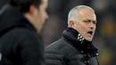Pelatih Manchester United, Jose Mourinho memberikan instruksi kepada pemainnya saat melawan Hull City pada laga semifinal Piala Liga Inggris di KCOM stadium, Hull (26/1/2017). Hull menang 2-1. (AP/Rui Vieira)