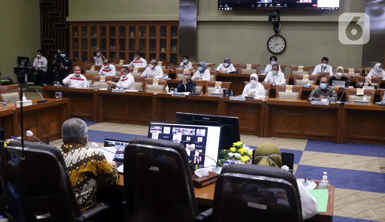 Menteri Ketenagakerjaan Ida Fauziah (tengah) rapat kerja dengan Komisi IX DPR di Kompleks Parlemen, Jakarta, Selasa (9/2/2021). Rapat membahas kesiapan penyelenggaraan program sistem penempatan satu kanal (SPSK) pekerja migran Indonesia (PMI) ke Arab Saudi. (Liputan6.com/Angga Yuniar)