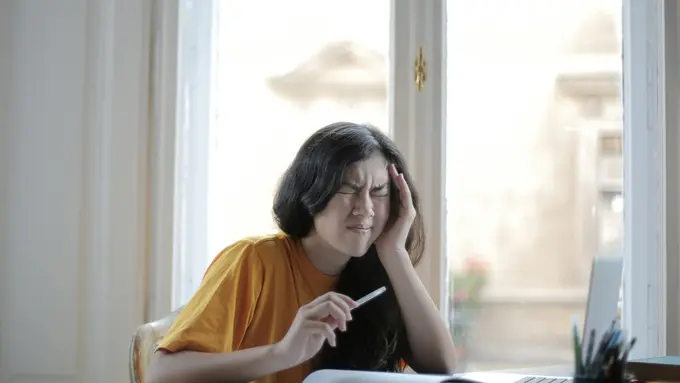 Seseorang mengernyit