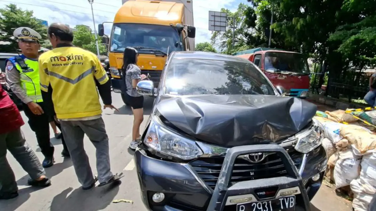 Kecelakaan Beruntun di Jalan Raya Bogor
