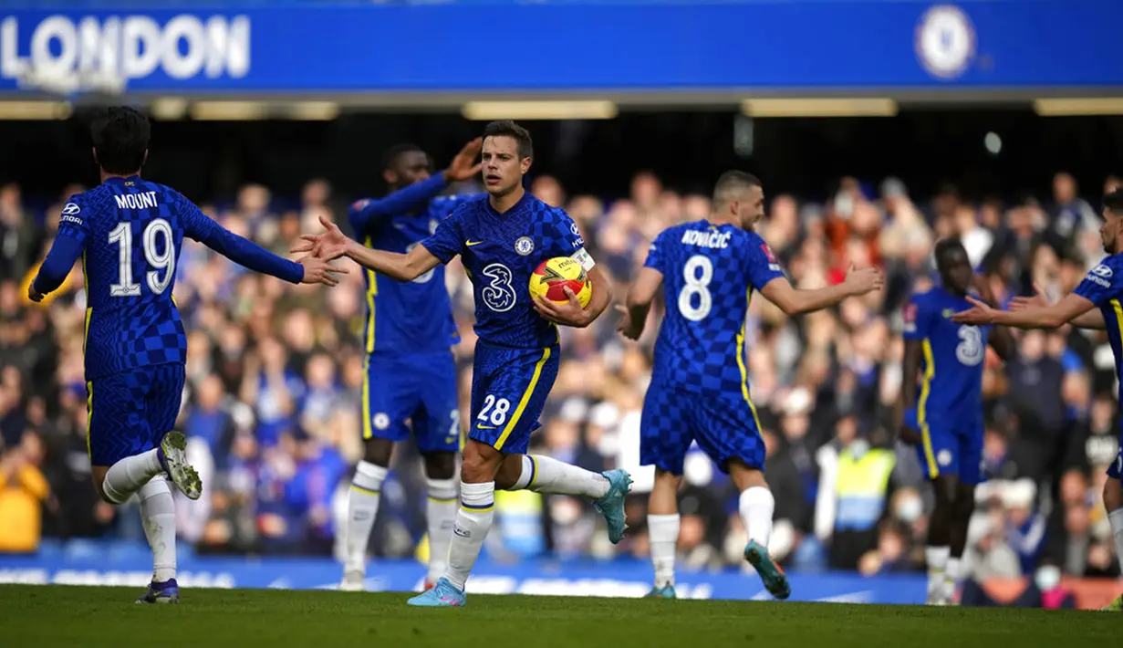 Pemain Chelsea Cesar Azpilicueta (kedua kiri) melakukan selebrasi usai mencetak gol ke gawang Plymouth Argyle pada putaran keempat Piala FA di Stadion Stamford Bridge, London, Inggris, 5 Februari 2022. Chelsea menang 2-1. (AP Photo/Matt Dunham)