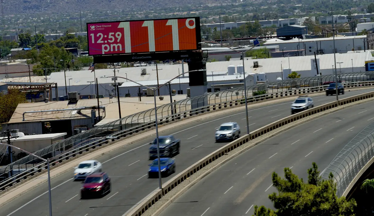 Seiring dengan suhu panas tiga digit yang terus berlanjut, telah ada 12 kematian terkait panas yang tercatat di Phoenix hanya pada minggu pertama bulan Juli, menurut data dari Departemen Kesehatan Masyarakat Maricopa County.  (AP Photo/Matt York)