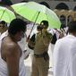 Polisi mengawasi umat muslim untuk memastikan jaga jarak sosial untuk membantu menghentikan penyebaran virus corona COVID-19 saat pelaksanaan umrah di Masjidil Haram, Makkah, Arab Saudi, Minggu (30/5/2021). (AP Photo/Amr Nabil)