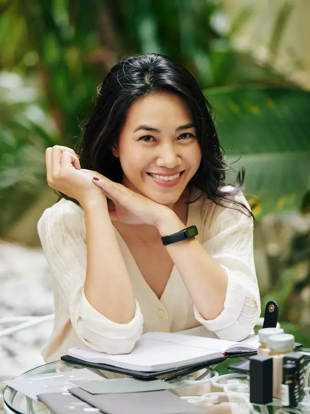 dewasa tersenyum mandiri bahagia