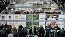 Ratusan pengunjung melihat-lihat International Cannabis Expo yang berlangsung di Athena, Yunani, Minggu (14/1). Parlemen Yunani diharapkan menyetujui penggunaan ganja dalam dunia medis pada beberapa pekan mendatang. (AFP PHOTO/LOUISA GOULIAMAKI)