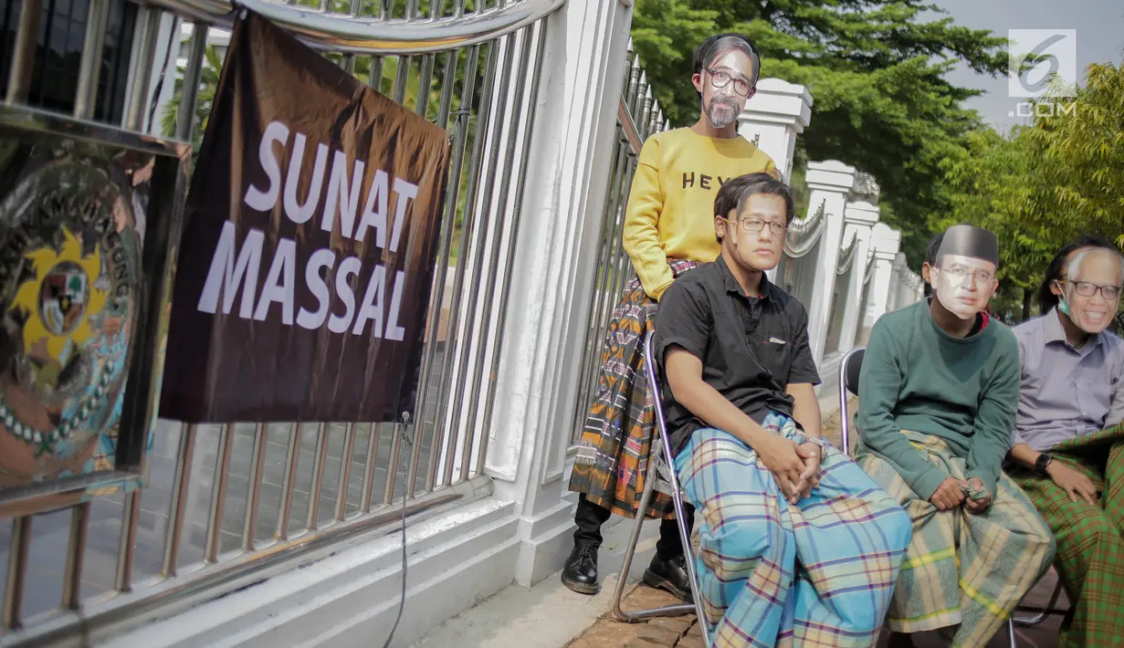 Sejumlah massa aksi dari Indonesia Corruption Watch (ICW) menggelar aksi teatrikal klinik sunat putusan koruptor di depan Gedung Mahkamah Agung, Jakarta, Jumat (29/3). Dalam aksinya mereka menuntut Mahkamah Agung untuk menolak setiap permohonan PK yang diajukan oleh terpidana korupsi. (Liputan6.com