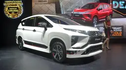 Mitsubishi Xpander Limited Edition hadir dengan satu warna yaitu Quartz White Pearl yang terlihat elegean. Model spesial ini mendapatkan body kit bagian depan, belakang hingga samping, stiker bernuansa hitam-merah yang sporty, door handle cover, emlem "X P A N D E R" di kap mesin, serta cover tutup bensin. Bagian interior mendapatkan emblem Xpander Limited yang tertuliskan 1.000 unit. (Source: otosia.com)