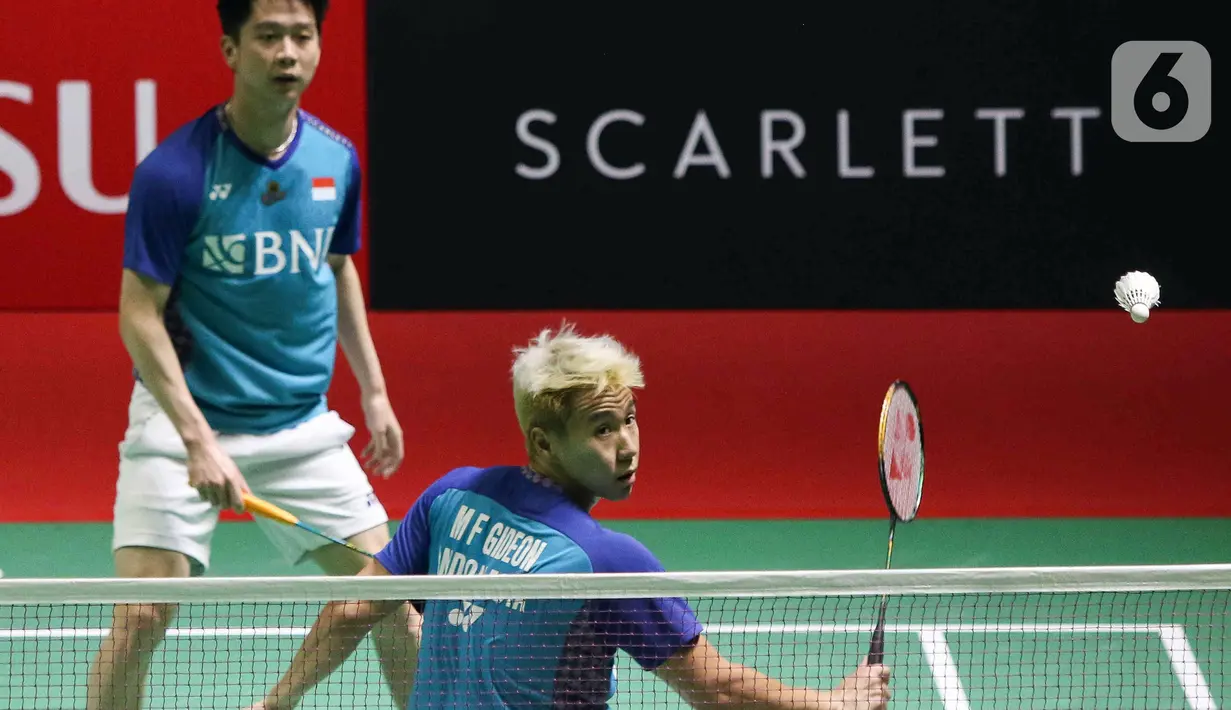 Pebulu tangkis ganda putra Indonesia Kevin Sanjaya/Marcus Gideon saat melawan pebulu tangkis ganda putra China Liu Yu Chen/Ou Xuan Yi pada babak 16 besar turnamen Daihatsu Indonesia Masters 2023 di Istora Senayan, Jakarta, Kamis (26/1/2023). The Minions gagal lolos ke babak selanjutnya karena memutuskan untuk mundur atau retired pada set ketiga akibat cedera yang dialami Marcus Gideon saat ganda China unggul dengan skor 19 - 21, 21-8, dan 11-6. (Liputa6.com/Herman Zakharia)