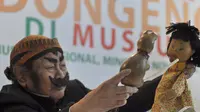 Dengan gaya khasnya Pak Raden berusaha menghibur anak-anak dengan boneka lucu pada Festival Dongeng Indonesia di Museum Nasional, Jakarta, Minggu (2/11/2014). (Liputan6.com/Miftahul Hayat)