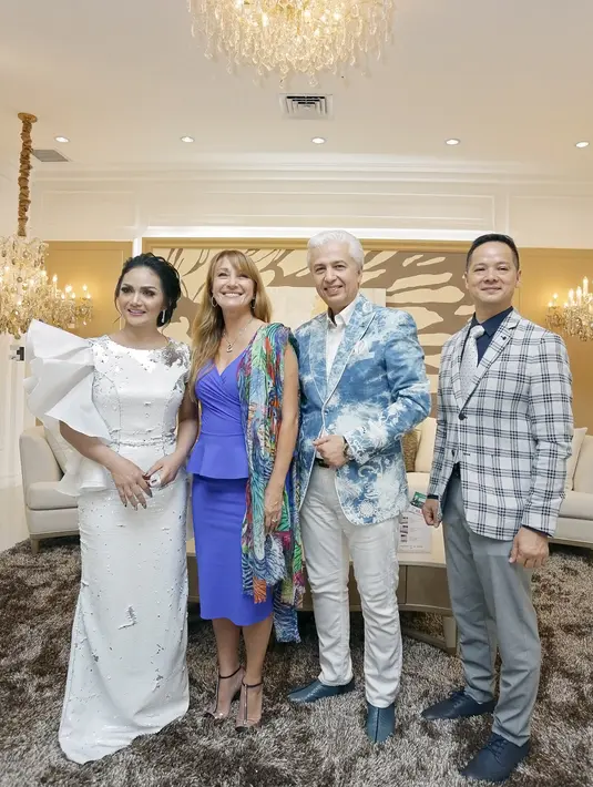 Krisdayanti dan Jane Seymour di Malinda Gallery Kemang. (Bambang E Ros/Fimela.com)