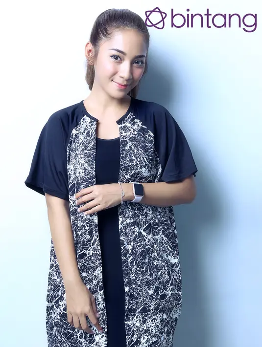 Dinda Kirana yang mengawali kariernya dari bawah bukan berjalan mulus. Saat masih SMP ia merasakan mendapat perlakuan di bully oleh teman-temannya. Ia pun tidak mempedulikannya. (Nurwahyunan, Digital Imaging: Muhammad Iqbal Nurfajri/Bintang.com)