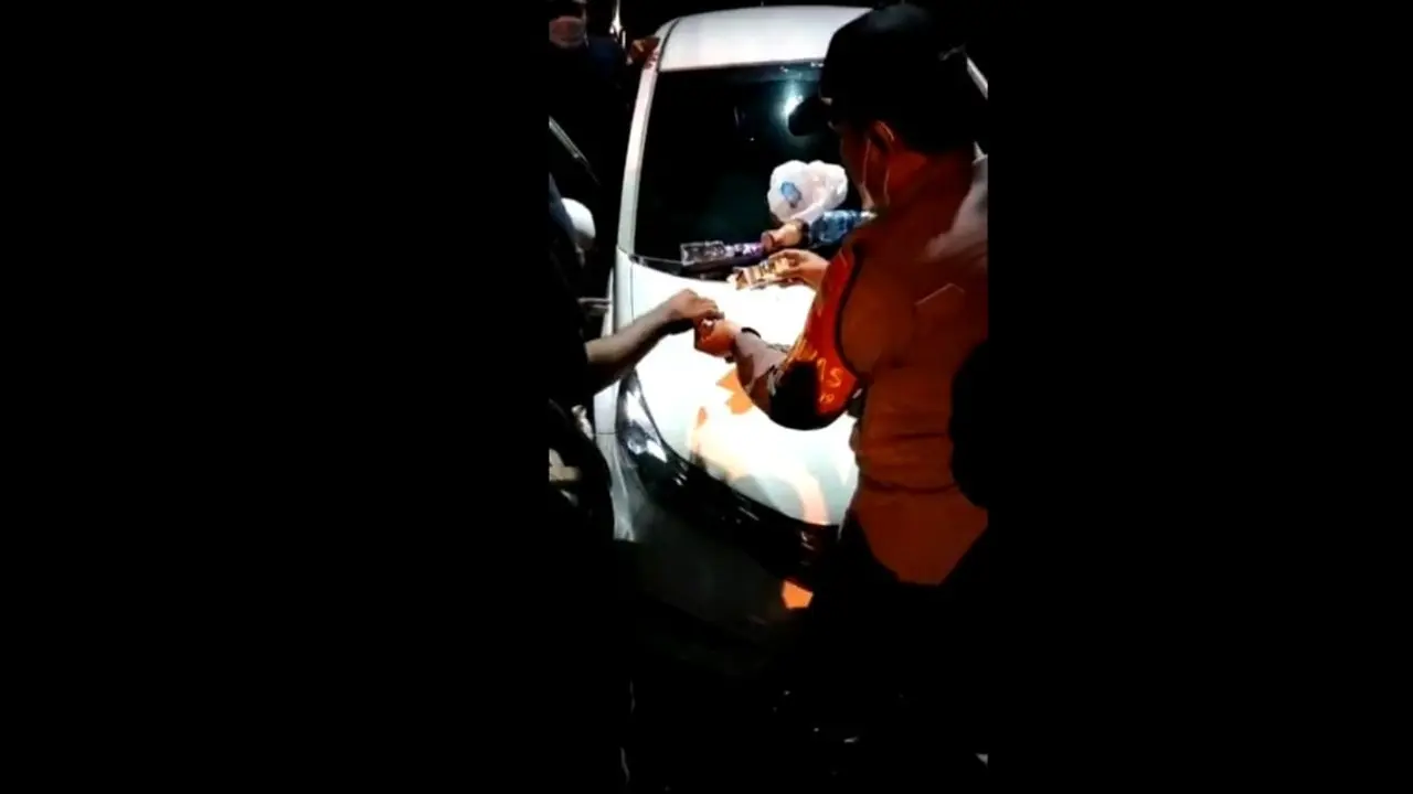 Petugas PAM Natal dan Tahun Baru Polres Tasikmalaya, tengah memeriksa kendaraan pembawa paket sabu-sabu di Pos Pam Tapal kuda, Salawu, Kabupaten Tasikmalaya.