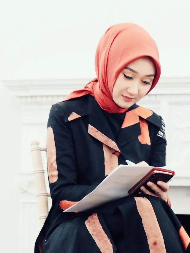 7 Inspirasi Gaya Hijab Saat Lebaran Ala Dian Pelangi, Tetap Stylish