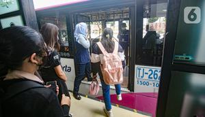 Penumpang menaiki bus Transjakarta khusus wanita di kawasan Pasar Baru, Jakarta, Rabu (27/7/2022). PT Transportasi Jakarta (TransJakarta) kembali mengoperasikan bus pink khusus wanita rute Pasar Baru - Kalideres yang beroperasi mulai pukul 05.00-22.00 WIB dengan tarif reguler Rp3.500. (Liputan6.com/Faizal Fanani)