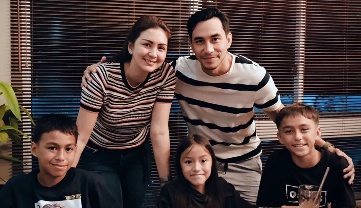Kemudian, tak berselang lama yakni pada 5 Mei 2009, Donna melahirkan anak kedua mereka, Diego Andres Sinathrya. Kebahagiaan mereka semakin lengkap, tatkala Donna melahirkan anak ketiga mereka, Queenesia Sabrina Sinathrya, pada tanggal 1 Mei 2011.  (Liputan6.com/IG/darius_sinathrya)
