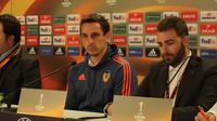 Pelatih Valencia Gary Neville (dua dari kiri), saat sesi konferensi pers usai laga kontra Rapid Vienna, Jumat (26/2/2016) di Stadion Ernst Happel, Wina, Austria. Valencia menang 4-0, sekaligus lolos ke babak berikutnya dengan skor aggregat 10-0. (Bola.com