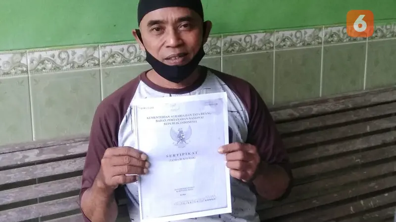 Mujiyono saat menunjukkan fotocopy sertifikatnya yang kini ditahan oleh pihak Kantor Pertanahan Kabupaten Blora, Jawa Tengah. (Liputan6.com/Ahmad Adirin)