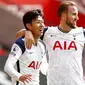 Penyerang Tottenham Hotspur, Son Heung-min, melakukan selebrasi bersama Harry Kane usai mencetak gol ke gawang Southampton pada laga Liga Inggris di Stadion St. Mary's, Minggu, (20/9/2020). Tottenham menang dengan skor 5-2. (Cath Ivill/Pool via AP)