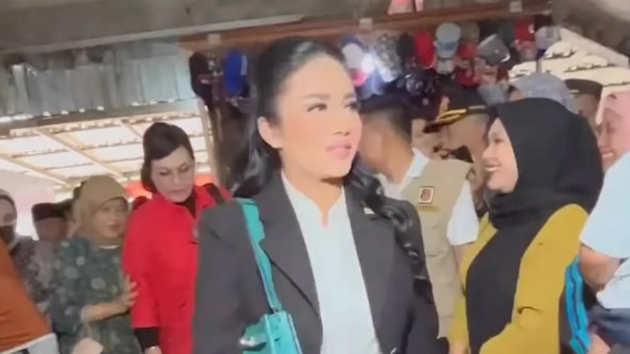 Krisdayanti menyangklong tas Hermes So Kelly 2 dan mengenakan ikat pinggang Prada dalam blusukannya ke Pasar Singosari Malang.