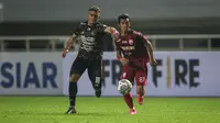 Pemain Persis Solo, Mochamad Shulton Fajar (kanan) berebut bola dengan pemain Rans Cilegon FC, Cristian Gonzales dalam laga final Liga 2 2021 di Stadion Pakansari, Bogor, Kamis (30/12/2021). (Bola.com/Bagaskara Lazuardi)