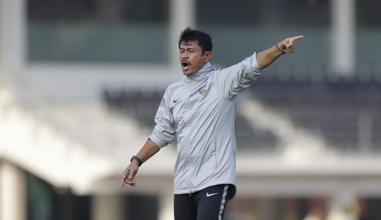 Pelatih Timnas Indonesia U-22, Indra Sjafri, memberikan instruksi saat latihan di Lapangan F Senayan, Jakarta, Jumat (15/11). Latihan ini persiapan jelang Sea Games 2019 Filipina. (Bola.com/Vitalis Yogi Trisna)